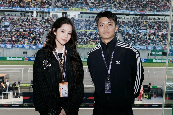 世界杯半决赛时间-蒯纪闻现场观战F1，与欧阳娜娜合照